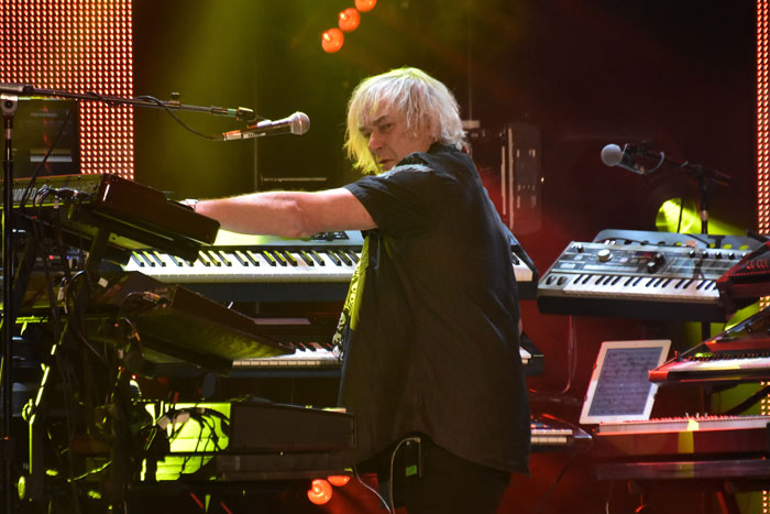 Geoff Downes, keyboards